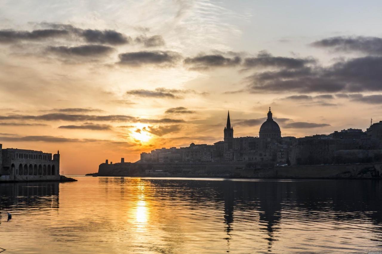 Superlative Apartment With Valletta And Harbour Views Sliema Luaran gambar